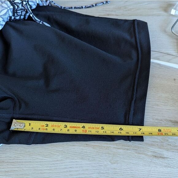 Coolibar Black and White 2-in-1 Skort Women's Large - Picture 6 of 7